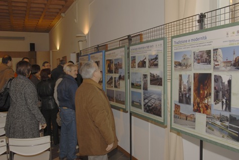 Foto dell'interno della Sala Consigliare di Ceriano con la mostra fotografica